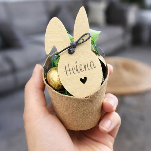 Geschenkidee DIY im Anzuchttopf mit personalisiertem Holzanhänger mit Hasenohren