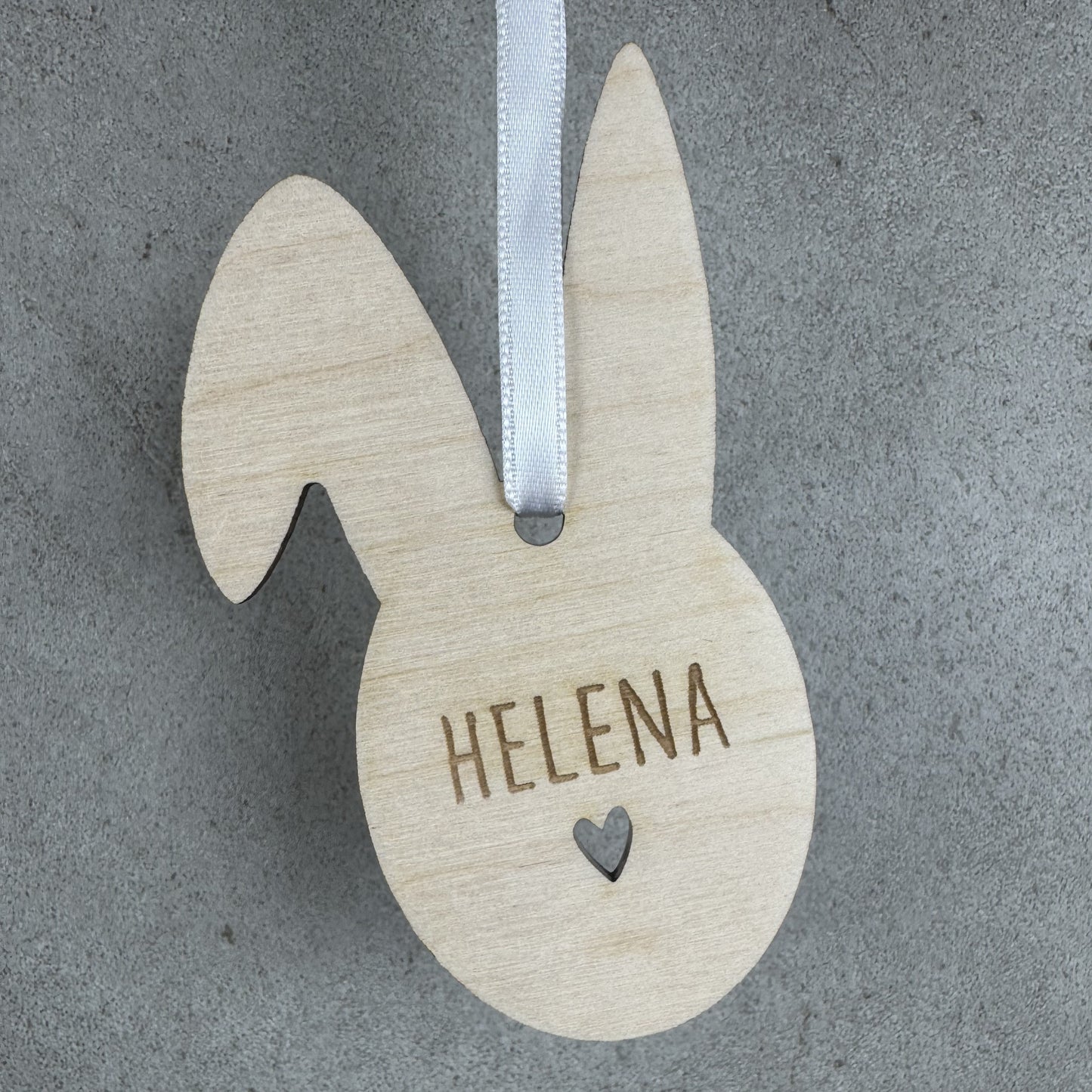 hängend Vorderansicht - Osteranhänger Hasenohren, mit Name personalisiert, Anhänger für Osterkörbchen, Osternest namentlich kennzeichnen, Geschenkanhänger oder als Platzdeko auf einem Osterbrunchtisch, einem österlich gedeckten Tisch