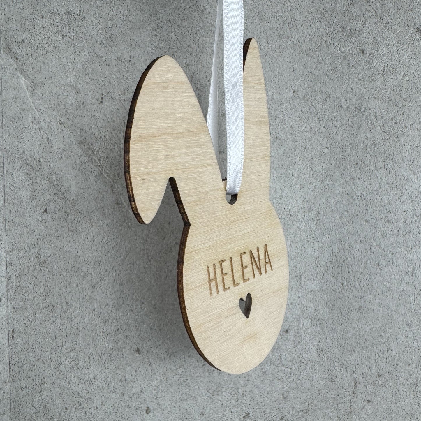 Seitenansicht hängend - Osteranhänger Hasenohren, mit Name personalisiert, Anhänger für Osterkörbchen, Osternest namentlich kennzeichnen, Geschenkanhänger oder als Platzdeko auf einem Osterbrunchtisch, einem österlich gedeckten Tisch