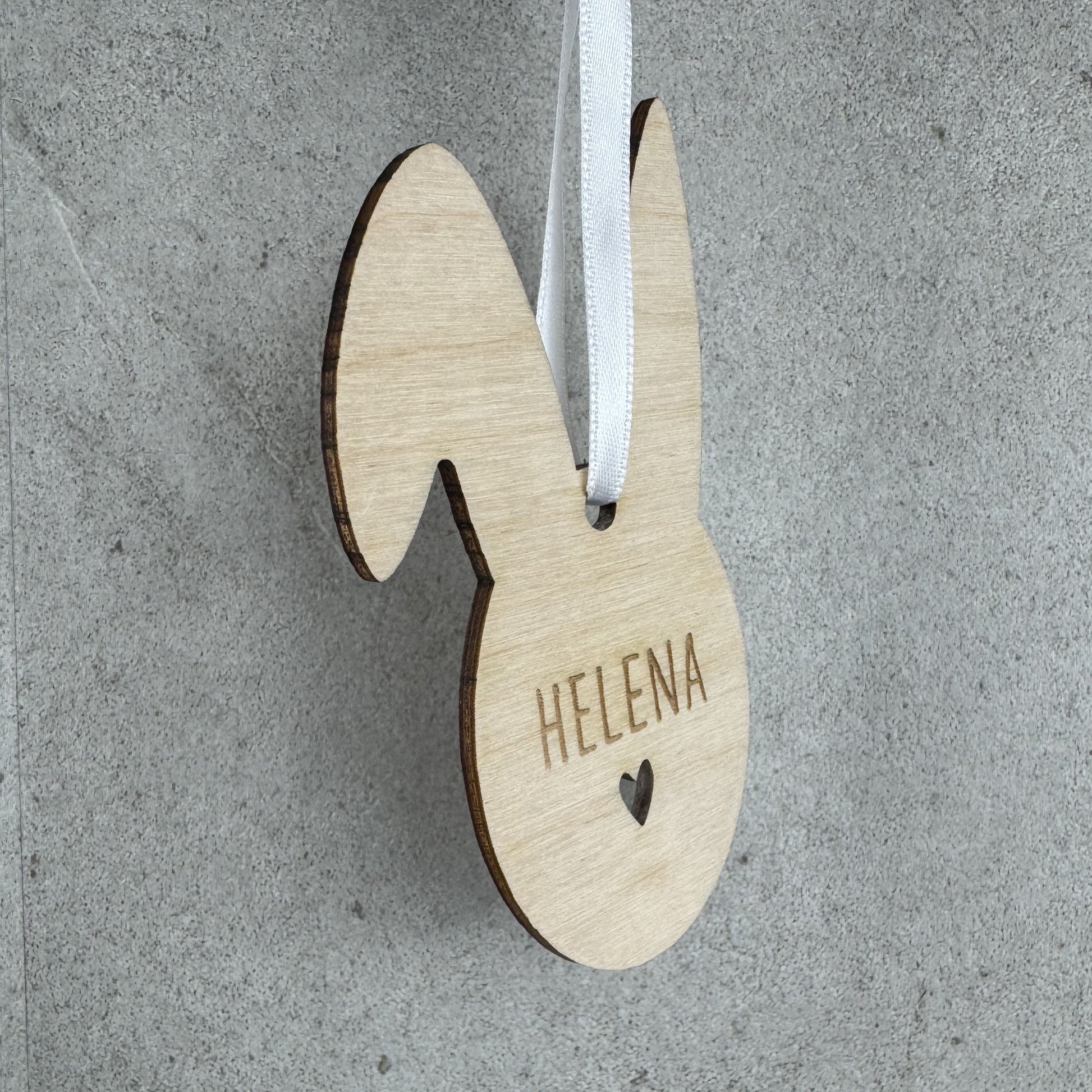 Seitenansicht hängend - Osteranhänger Hasenohren, mit Name personalisiert, Anhänger für Osterkörbchen, Osternest namentlich kennzeichnen, Geschenkanhänger oder als Platzdeko auf einem Osterbrunchtisch, einem österlich gedeckten Tisch