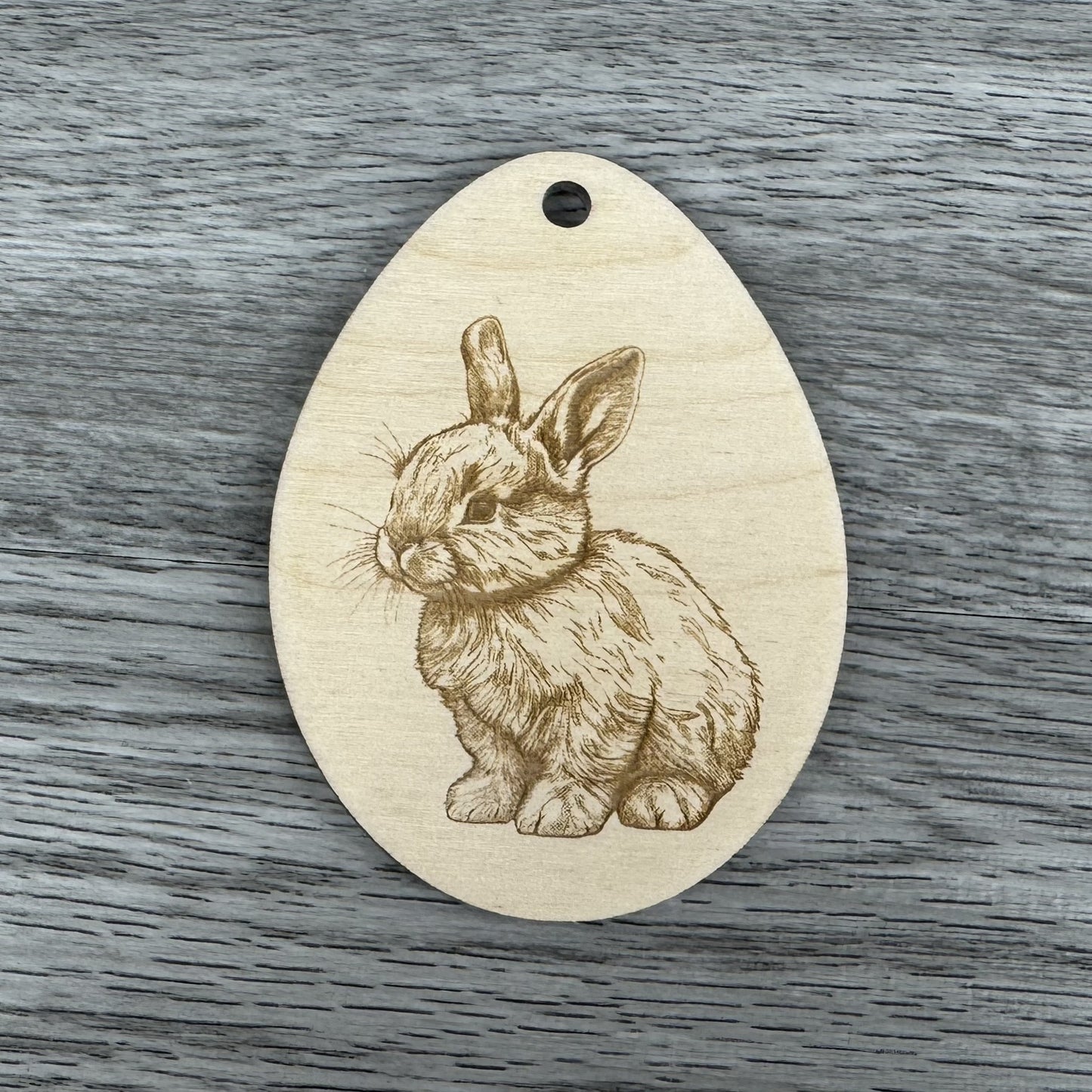 Detailansicht Häschen Illustration -Osteranhänger 3er Set, Eiform, Frohe Ostern, Häschen Illustration, Hasensilhouette - graviert auf Holz