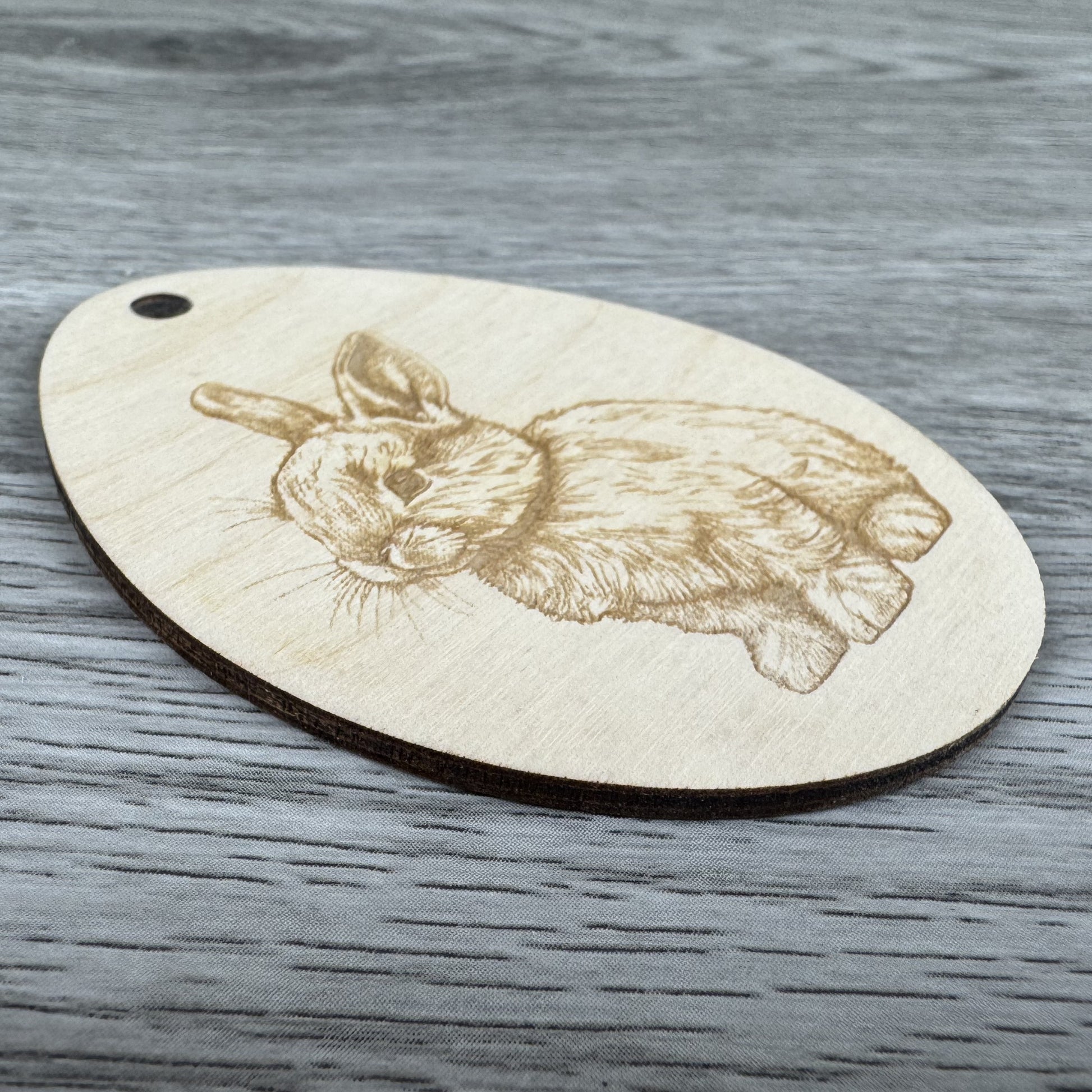 Seitenansicht Häschen - Osteranhänger 3er Set, Eiform, Frohe Ostern, Häschen Illustration, Hasensilhouette - graviert auf Holz