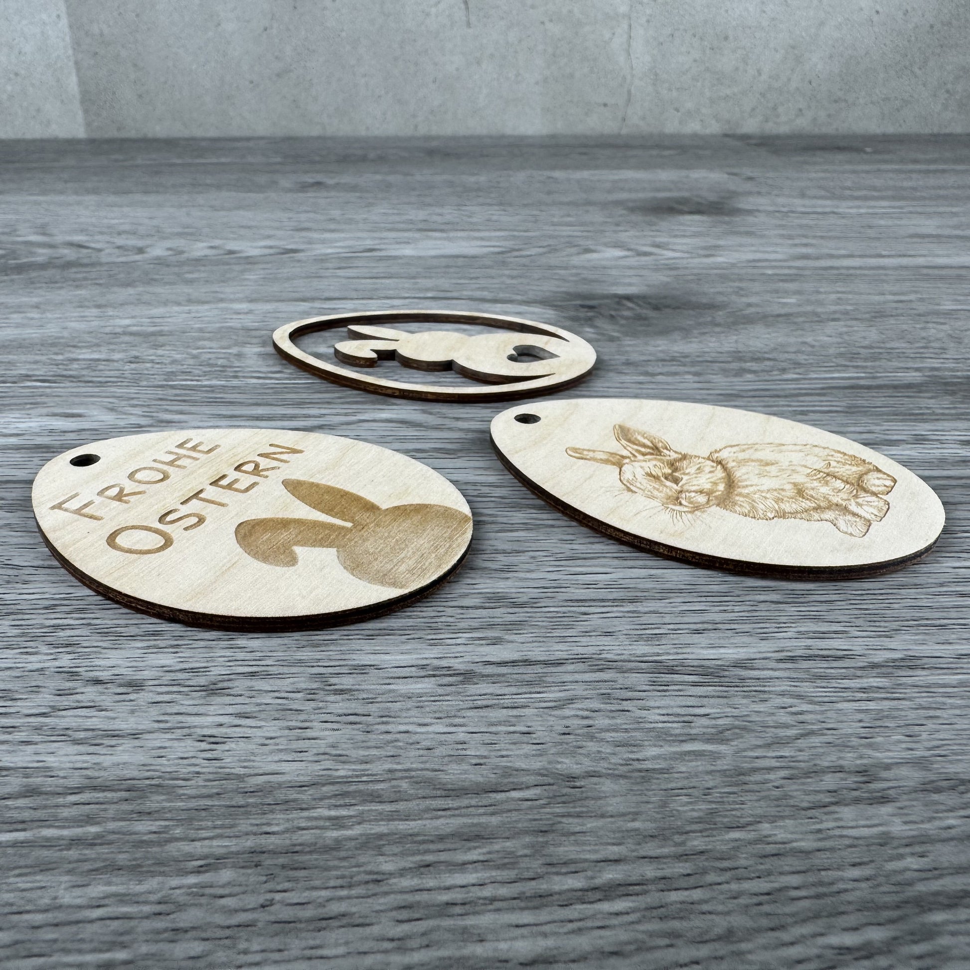 Seitenansicht - 3mm Dicke - Osteranhänger 3er Set, Eiform, Frohe Ostern, Häschen Illustration, Hasensilhouette - graviert auf Holz