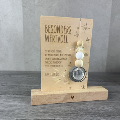 Holzkarte mit der Gravur „Besonders wertvoll“, funkelndem Kristall und filigranen Sternmotiven, optional mit passendem Kartenhalter aus Holz – besonderes Dankeschön-Geschenk für Erzieherinnen, Lehrerinnen und liebe Menschen.