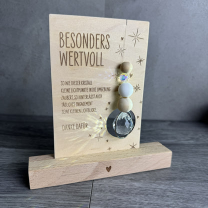 Holzkarte mit der Gravur „Besonders wertvoll“, funkelndem Kristall und filigranen Sternmotiven, optional mit passendem Kartenhalter aus Holz – besonderes Dankeschön-Geschenk für Erzieherinnen, Lehrerinnen und liebe Menschen.