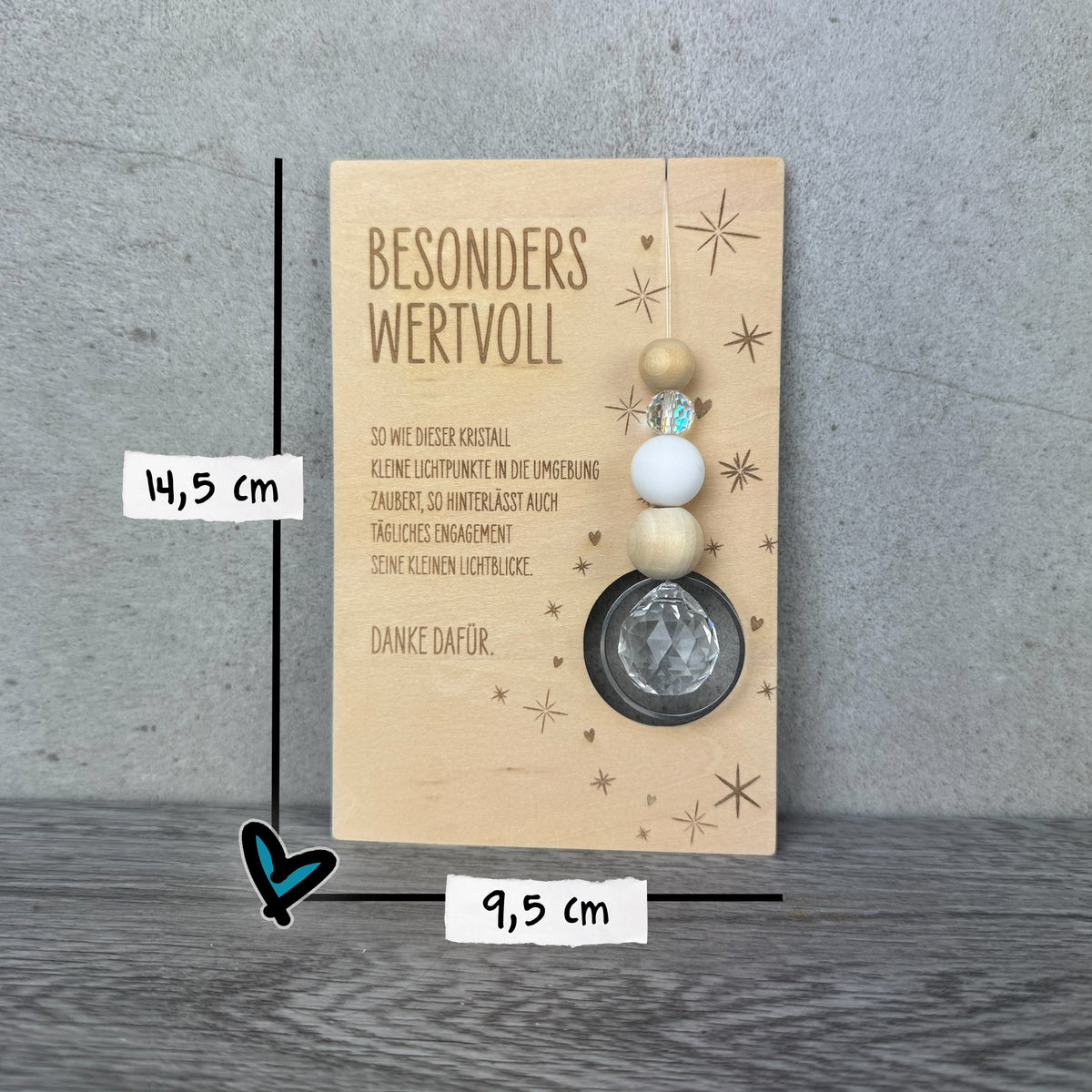 Größenangaben - 14,5 cm x 9,5 cm - Holzkarte mit der Gravur „Besonders wertvoll“, funkelndem Kristall und filigranen Sternmotiven, optional mit passendem Kartenhalter aus Holz – besonderes Dankeschön-Geschenk für Erzieherinnen, Lehrerinnen und liebe Menschen.