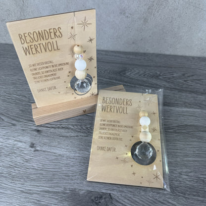 Beide Varianten im Vergleich - Holzkarte mit der Gravur „Besonders wertvoll“, funkelndem Kristall und filigranen Sternmotiven, optional mit passendem Kartenhalter aus Holz – besonderes Dankeschön-Geschenk für Erzieherinnen, Lehrerinnen und liebe Menschen.