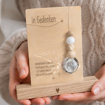 Beispiel in den Händen haltend - Karte Sonnenfänger in Gedenken an einen lieben Menschen - Geschenk für Trauernde, Anteilnahme zeigen