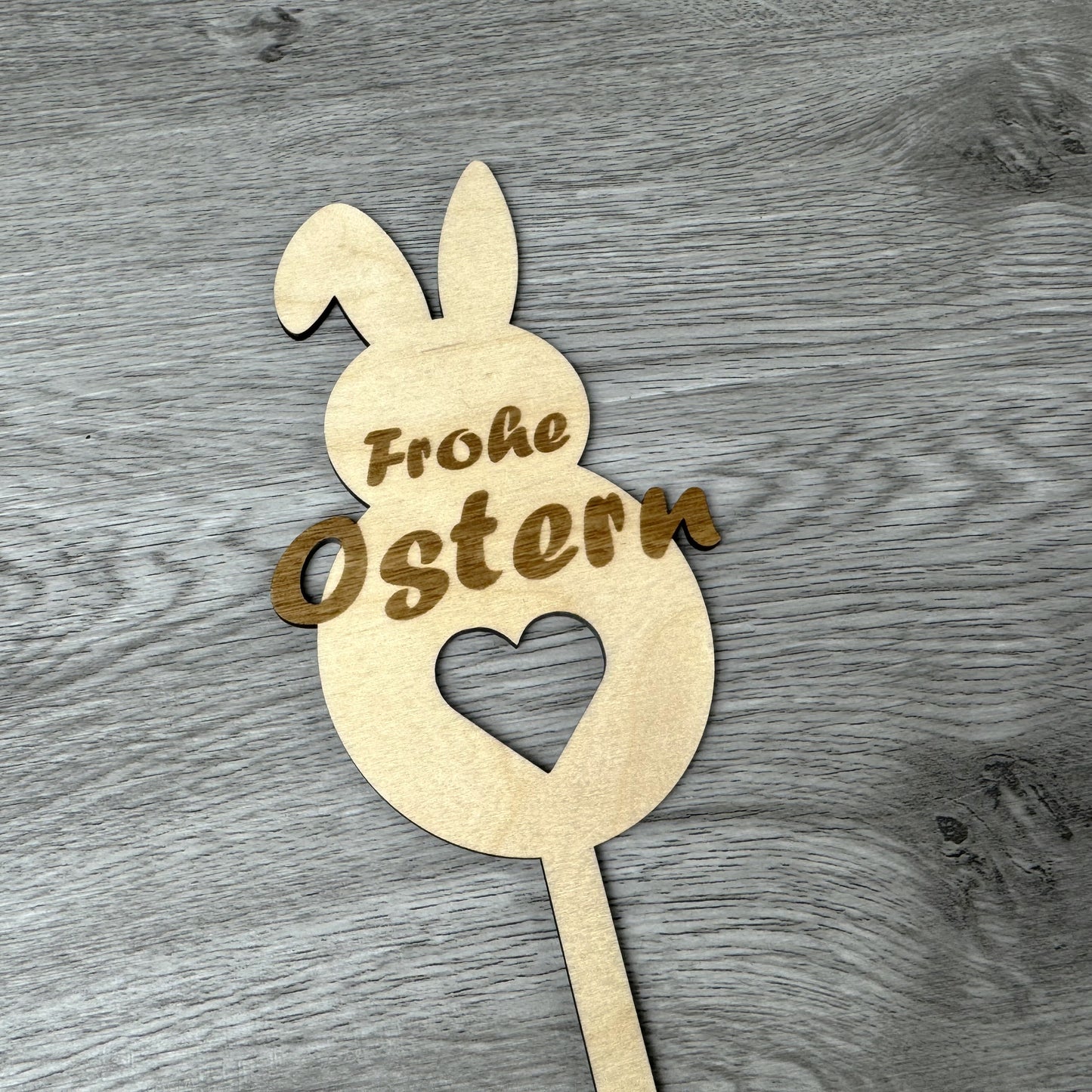 Detailansicht - Osterstecker, Hasenform, Frohe Ostern Schriftzug, Blumenstrauß, Blumenstecker, Dekoidee, Ostern, österliche Deko, Geschenkidee zu Ostern