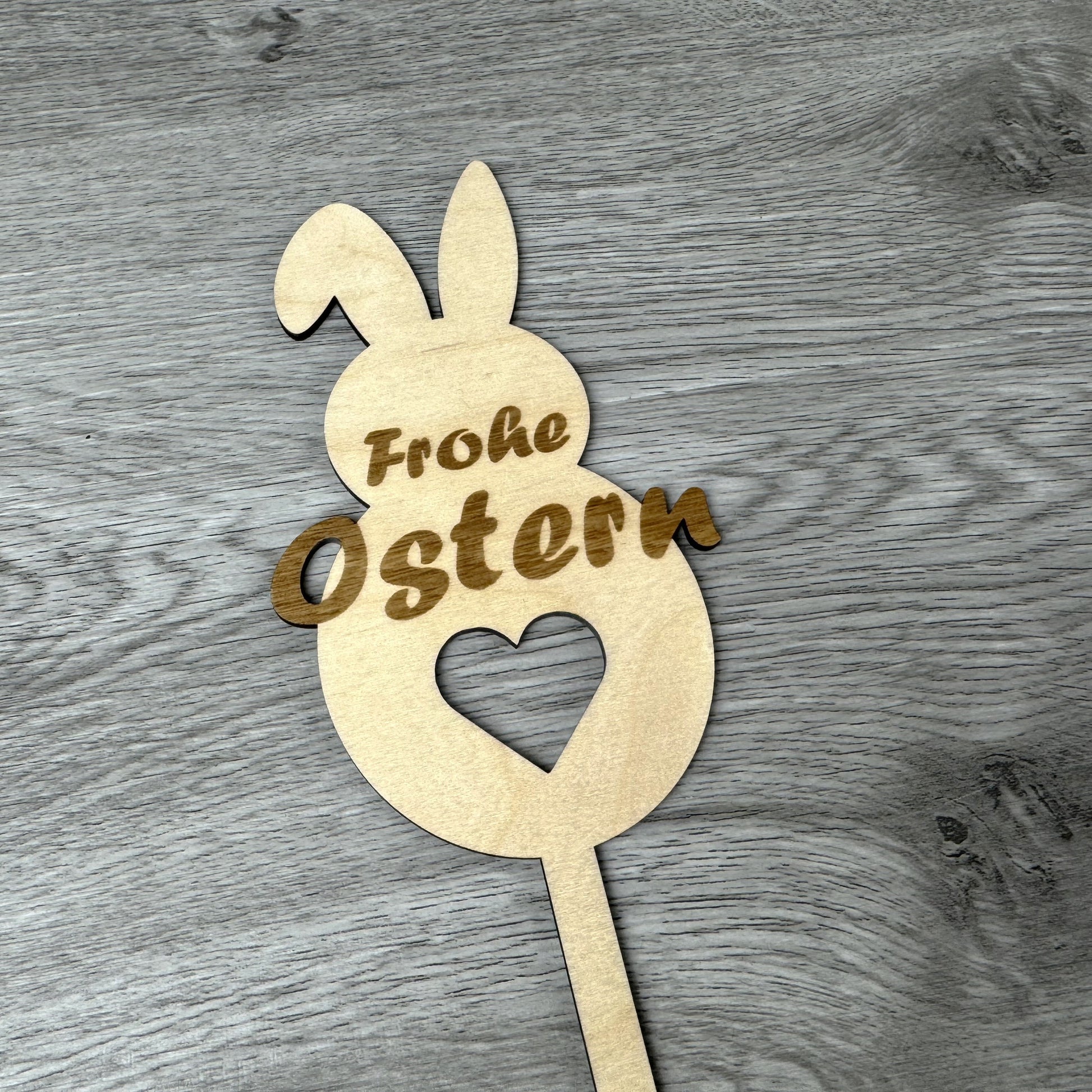 Detailansicht - Osterstecker, Hasenform, Frohe Ostern Schriftzug, Blumenstrauß, Blumenstecker, Dekoidee, Ostern, österliche Deko, Geschenkidee zu Ostern