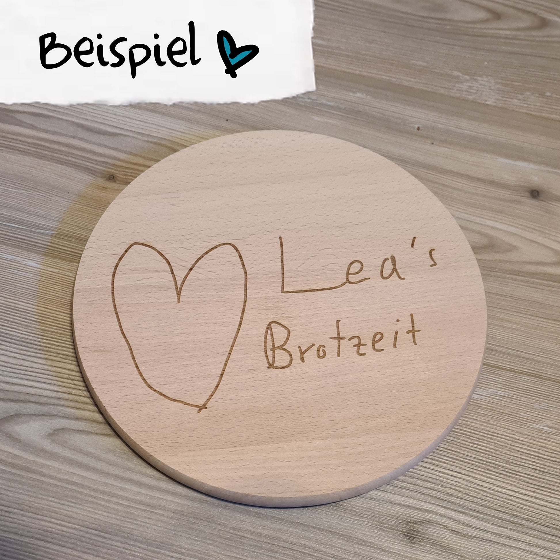 Beispiel Kinderzeichnung graviert - Rundes Schneidebrett mit individuellem Wunschdesign, personalisierte Gravur auf Holz, angefertigt nach Ihren Vorstellungen, mit einem Durchmesser von 24 cm.