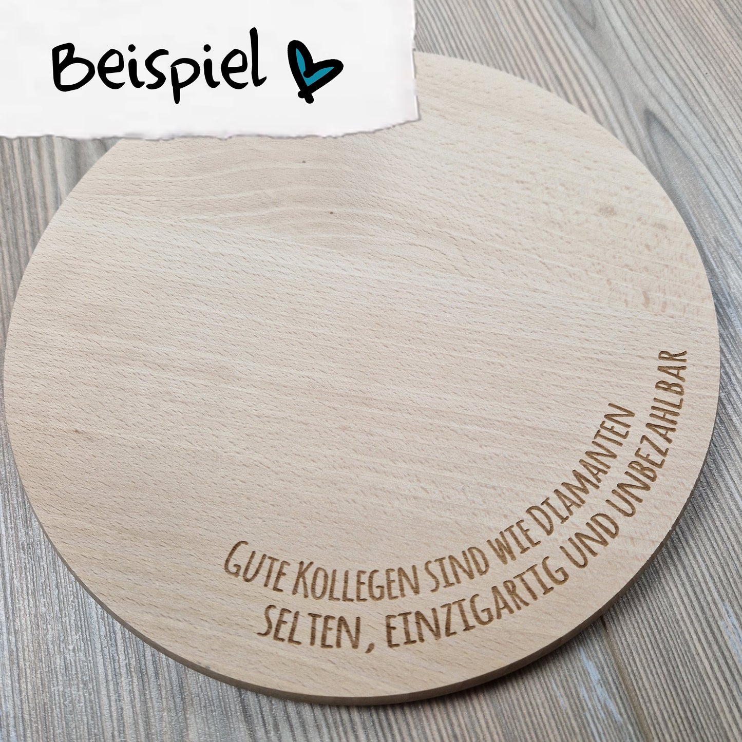 Beispiel einer Kundin - Geschenk für eine Kollegin - rundes Schneidebrett mit deinem Wunschdesign, individuelle Gravur auf Holz, nach deinen Wünschen, Schneidebrett mit einem Durchmesser von 24 cm