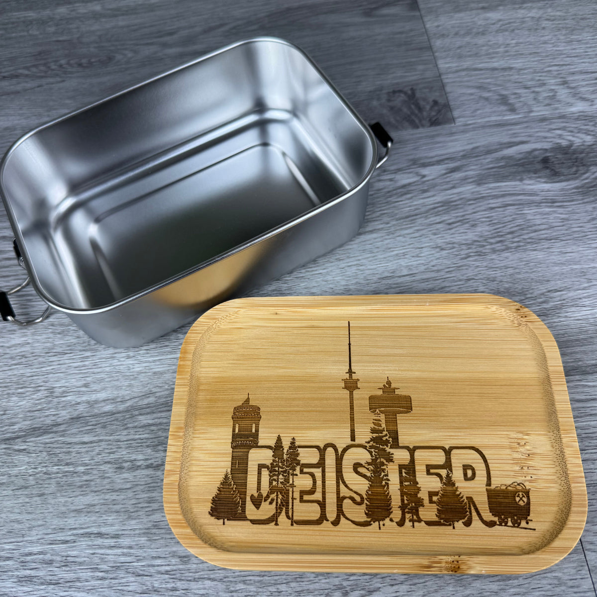 Brotdose Deister - offene Ansicht, Edelstahldose und Bambusdeckel mit Gravur der Deisterlandschaft