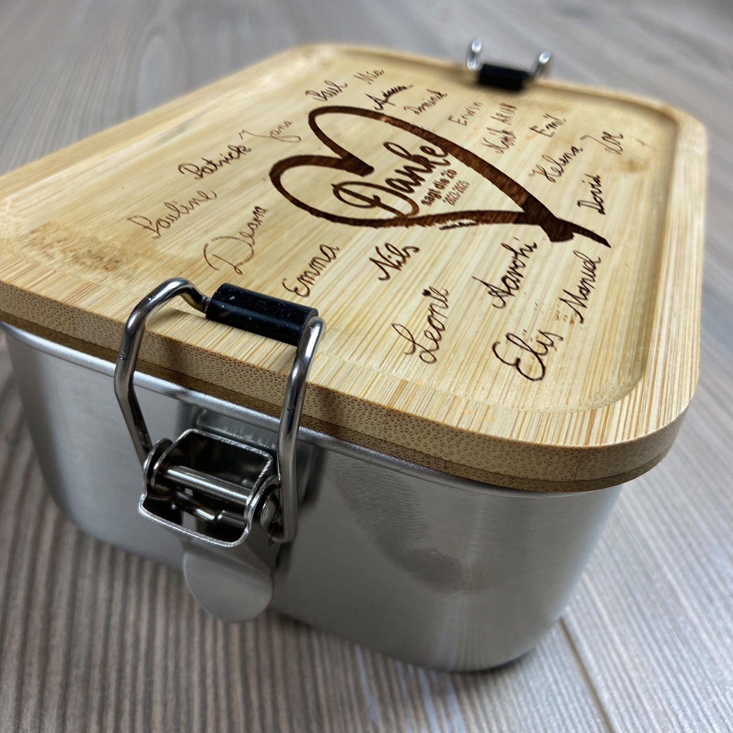 Seitenansicht - Brotdose als Geschenk für Lehrer*innen, Original Unterschriften der Schüler*innen auf Holz graviert, individuell, persönlich, besonderes Abschiedsgeschenk, Danke sagen