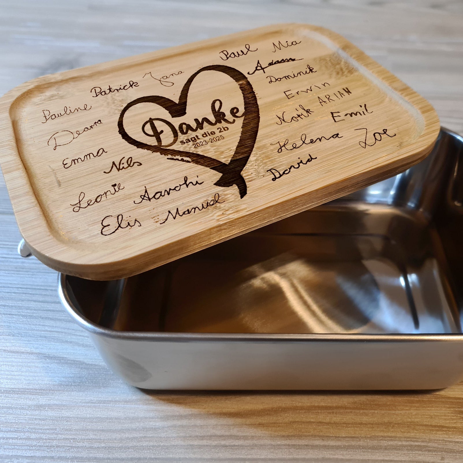 geöffnete Ansicht - Brotdose als Geschenk für Lehrer*innen, Original Unterschriften der Schüler*innen auf Holz graviert, individuell, persönlich, besonderes Abschiedsgeschenk, Danke sagen 