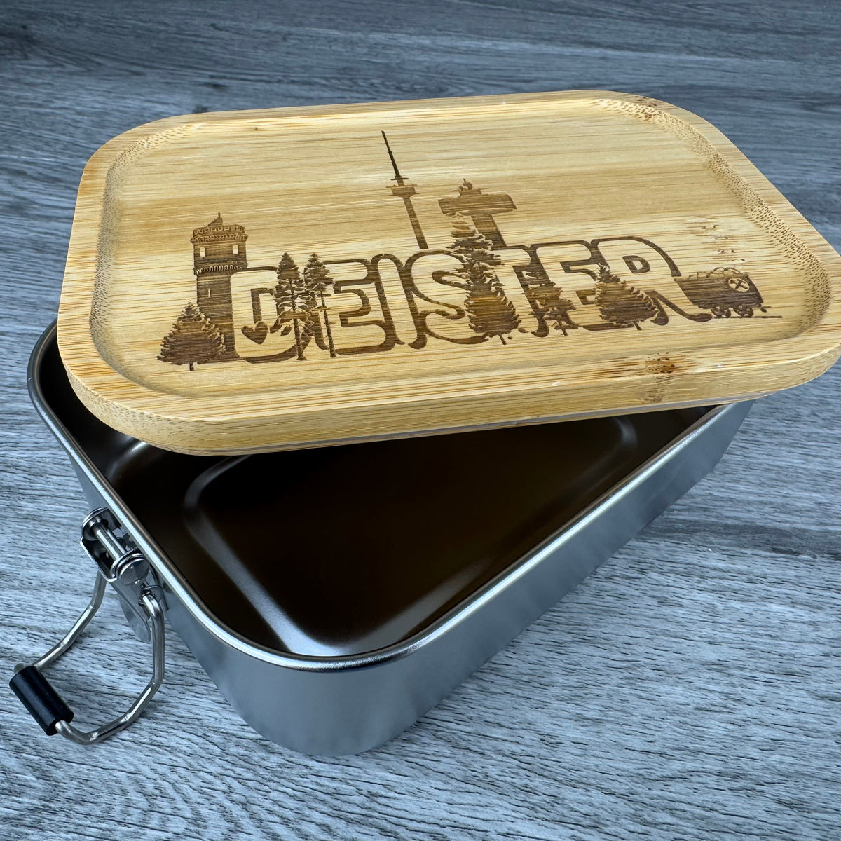 Brotdose Deister - halboffene Ansicht, Edelstahldose und Bambusdeckel mit Gravur der Deister Landschaft
