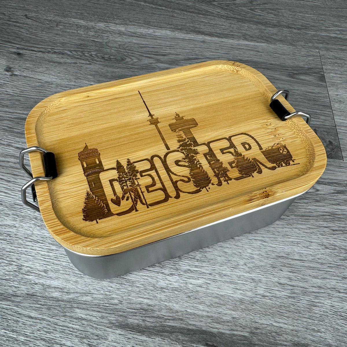 Lunchdose Deister - Draufsicht Edelstahldose und Bambusdeckel mit Gravur der Deister Landschaft - Geschenkidee für Heimatverbundene