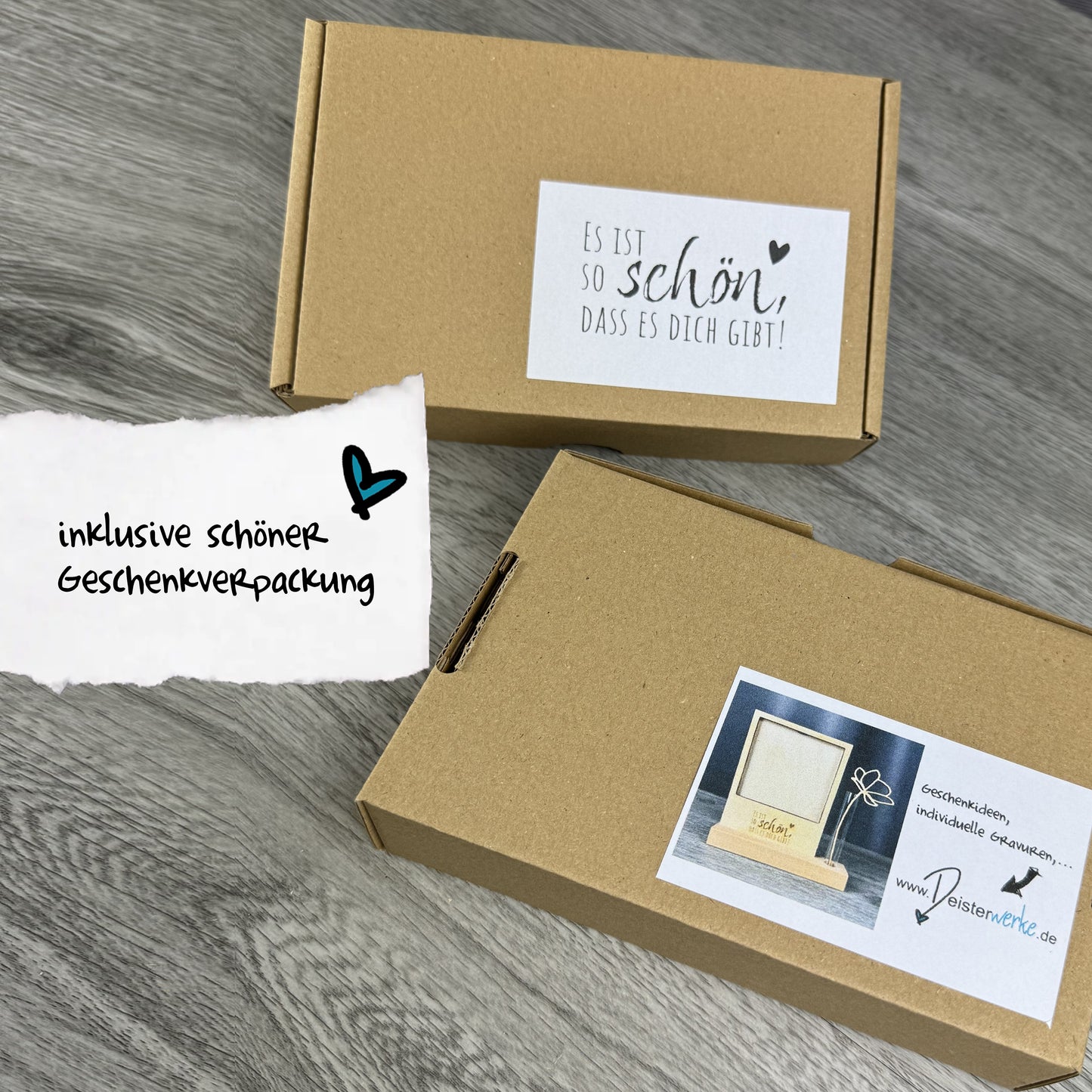 Inklusive Geschenkverpackung, Karton für Bilderrahmen, Fotorahmen, Kartenhalter mit Gravur "Es ist so schön, dass es dich gibt und einer kleinen Vase auf einem Sockel aus Buchenholz gesteckt - schöne Geschenkidee für ein Foto im Format 10x10 cm