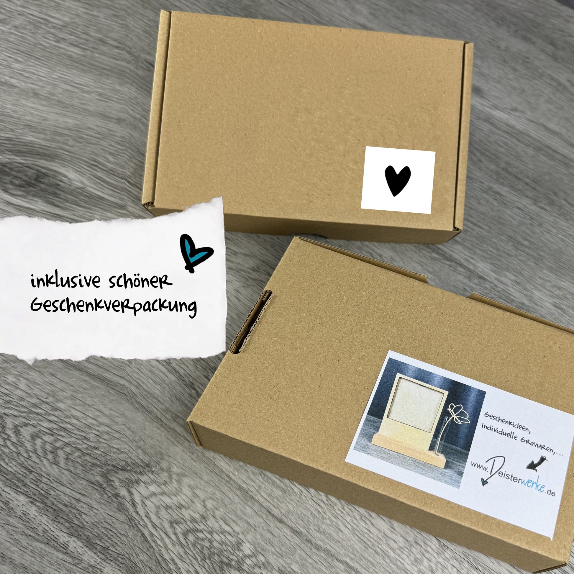 Inklusive Geschenkverpackung, Karton für Bilderrahmen, Fotorahmen, Kartenhalter mit Wunschgravur und einer kleinen Vase auf einem Sockel aus Buchenholz gesteckt - schöne Geschenkidee für ein Foto im Format 10x10 cm - personalisiert