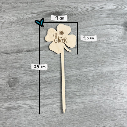 Größenangaben Blumenstecker aus Holz als Kleeblatt mit dem Spruch viel Glück graviert - 25 x 9 cm
