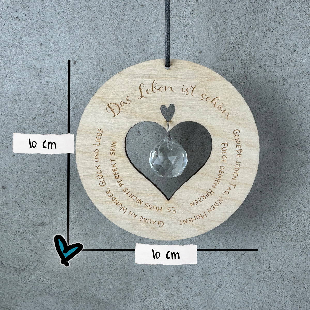 Größenangaben - D: 10 cm Holzanhänger mit Kristall und Herz als liebevolle Geschenkidee