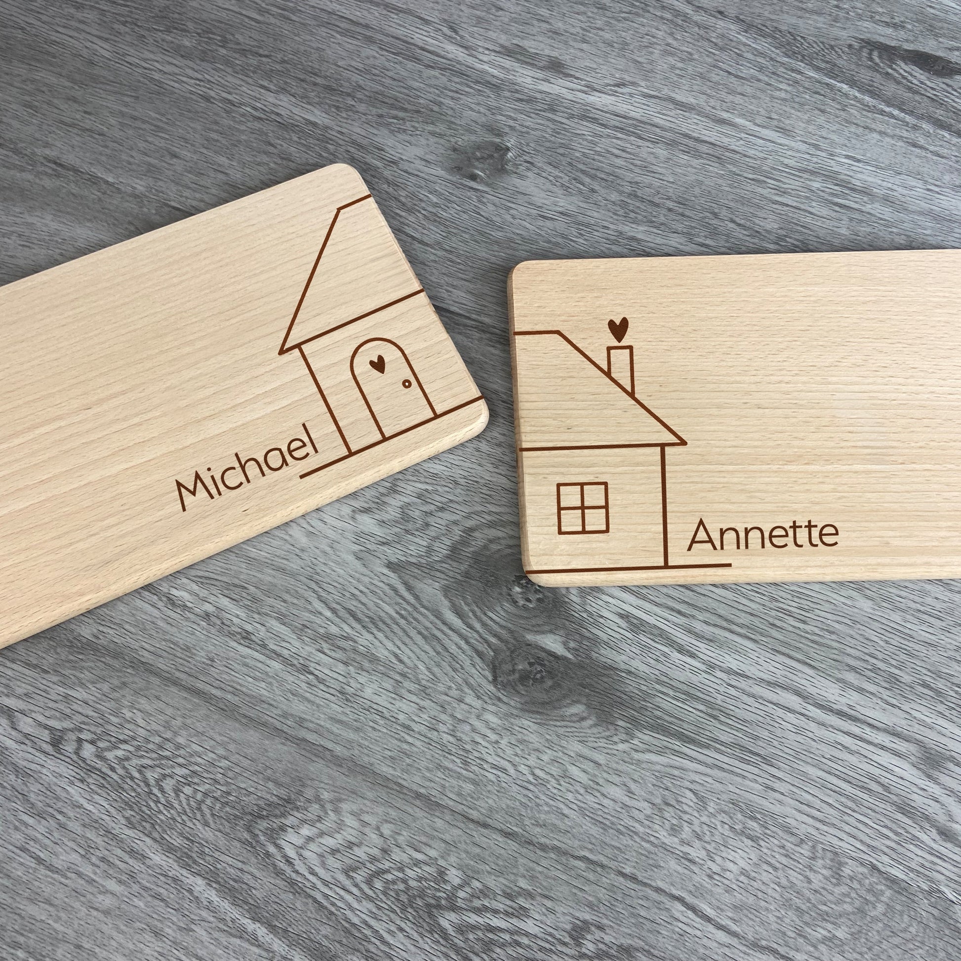 Einzelansicht - Partnerbrettchen Haus - Geschenk für Paare zum Einzug, Richtfest, Hochzeit - mit Namen graviert