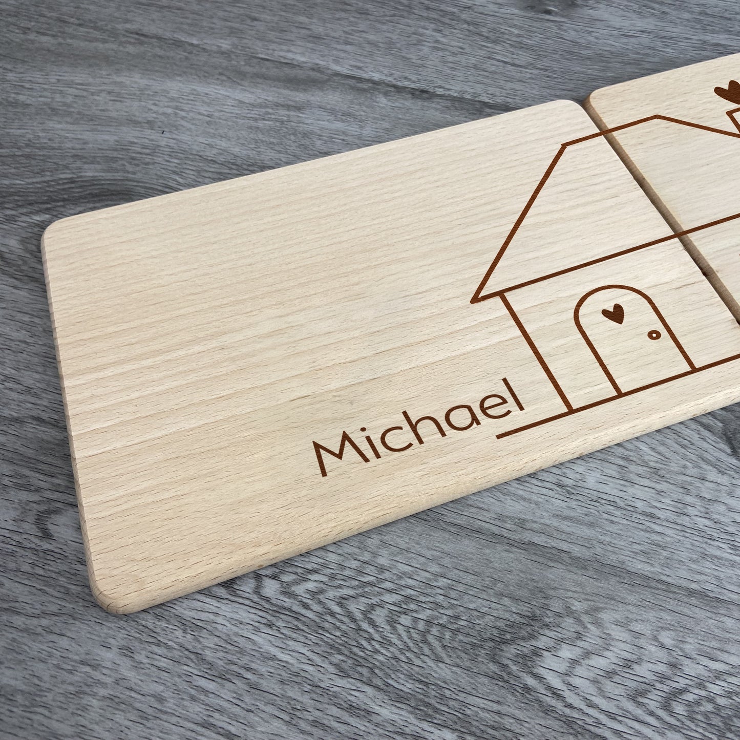 Einzelansicht linkes Brett - Partnerbrettchen Haus - Geschenk für Paare zum Einzug, Richtfest, Hochzeit - mit Namen graviert