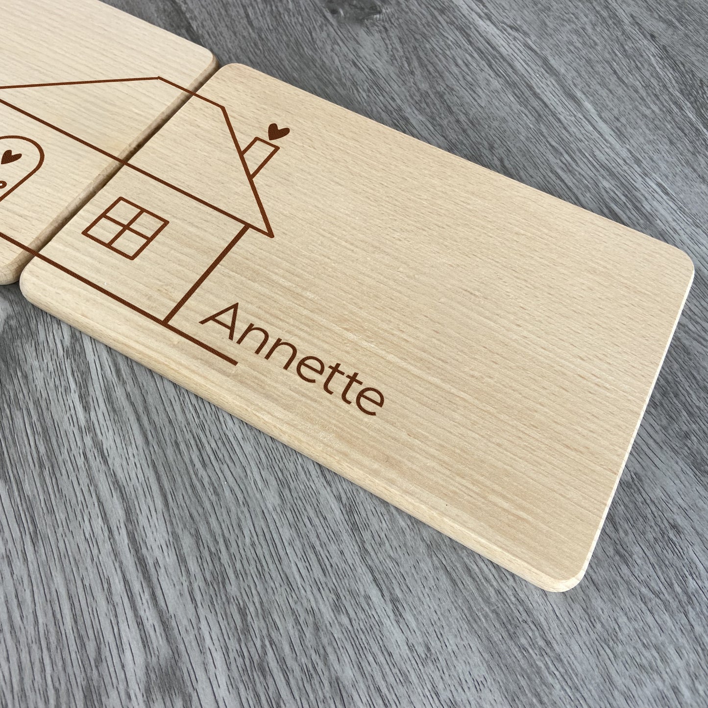 Einzelansicht rechtes Brett - Partnerbrettchen Haus - Geschenk für Paare zum Einzug, Richtfest, Hochzeit - mit Namen graviert