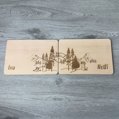 Partnerbrettchen Wandern mit einem Motiv von Bergen, Wald, Wanderschuhen und Rucksack, individuell mit Namen personalisiert – eine tolle Geschenkidee für Paare, Freunde oder verliebte Wanderfreunde.