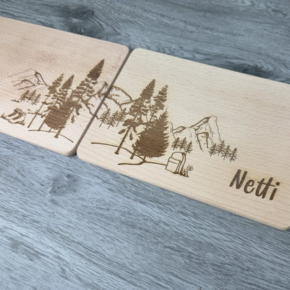 Detailansicht - Partnerbrettchen Wandern, Motiv mit Bergen und Wald, Wanderschuhen und Rucksack, mit Namen personalisiert - Geschenkidee für Paare, Freunde, Verliebte Wanderfreunde