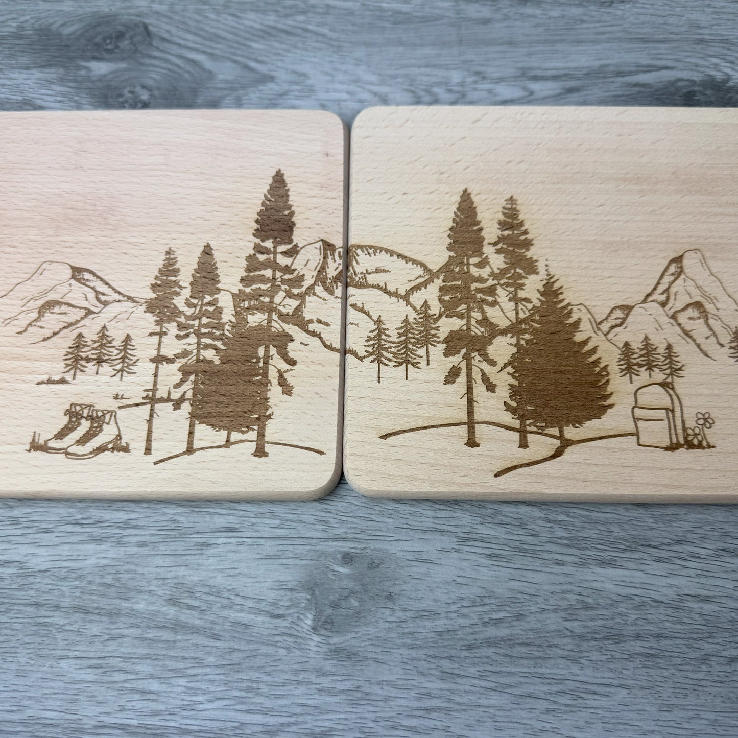 Detailansicht Mitte - Partnerbrettchen Wandern Waldmotiv mit Bergen und Wanderutensilien