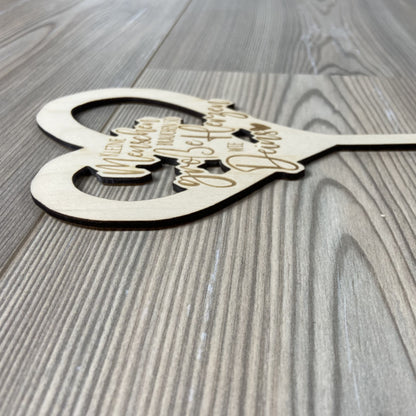 Blumenstecker aus Holz mit Motiv Herz und Spruch kleine Menschen brauchen so große Herzen wie Deins Geschenkidee für Erzieher Erzieherinnen Tagesmutter Tagesvater Lehrerin Lehrer Wertschätzung Danke sagen Kinderbetreuung Detail 2
