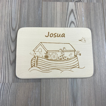 Arche Noah Brettchen mit Motiv und Name personalisiert dank individueller Gravur christliches Geschenk zur Taufe Geschenkidee für Kinder zum Geburtstag Taufe Geburt Buchenbrett Holz verschiedene Schriftarten zur Auswahl Detail
