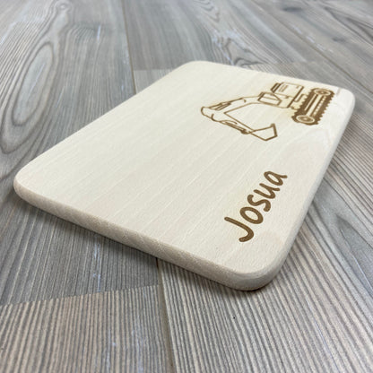 Bagger Brettchen mit Motiv und Name personalisiert dank individueller Gravur Baustelle Baustellenfahrzeug Geschenkidee für Kinder zum Geburtstag Taufe Geburt Buchenbrett Holz verschiedene Schriftarten zur Auswahl Detail