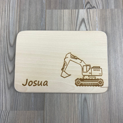 Bagger Brettchen mit Motiv und Name personalisiert dank individueller Gravur Baustelle Baustellenfahrzeug Geschenkidee für Kinder zum Geburtstag Taufe Geburt Buchenbrett Holz verschiedene Schriftarten zur Auswahl Detail 1