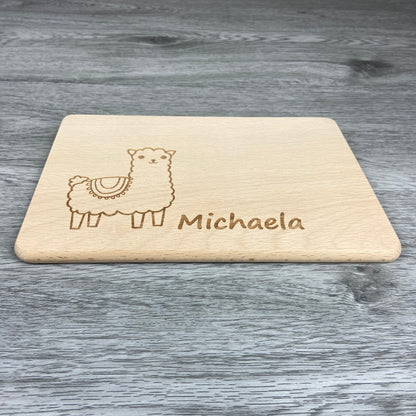 Alpaka Brettchen mit Motiv und Name mit Herz in der Hand personalisiert dank individueller Gravur Affe Zootier Geschenkidee für Kinder zum Geburtstag Taufe Geburt Buchenbrett Holz verschiedene Schriftarten zur Auswahl