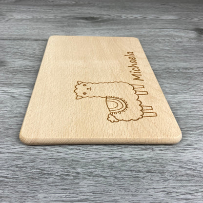 Alpaka Brettchen mit Motiv und Name mit Herz in der Hand personalisiert dank individueller Gravur Affe Zootier Geschenkidee für Kinder zum Geburtstag Taufe Geburt Buchenbrett Holz verschiedene Schriftarten zur Auswahl Detail