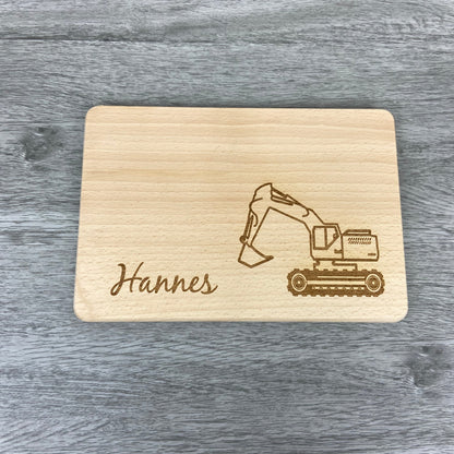 Bagger Brettchen mit Motiv und Name personalisiert dank individueller Gravur Baustelle Baustellenfahrzeug Geschenkidee für Kinder zum Geburtstag Taufe Geburt Buchenbrett Holz verschiedene Schriftarten zur Auswahl Detail 2