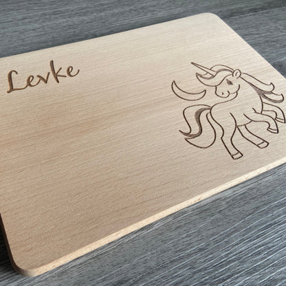 Brettchen Einhorn mit Name personalisiert Frühstücksbrettchen 22x15 cm Buche Brett Schneidebrett Vesperbrett Kinder individuelle Gravur auf Holz Geschenkidee zum Geburtstag Geschenk zur Geburt Weihnachtsgeschenk personalisierbar Kindermotiv Pony Pferd Detail