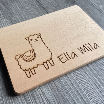 Alpaka Brettchen mit Motiv und Name mit Herz in der Hand personalisiert dank individueller Gravur Affe Zootier Geschenkidee für Kinder zum Geburtstag Taufe Geburt Buchenbrett Holz verschiedene Schriftarten zur Auswahl Schriftart 5