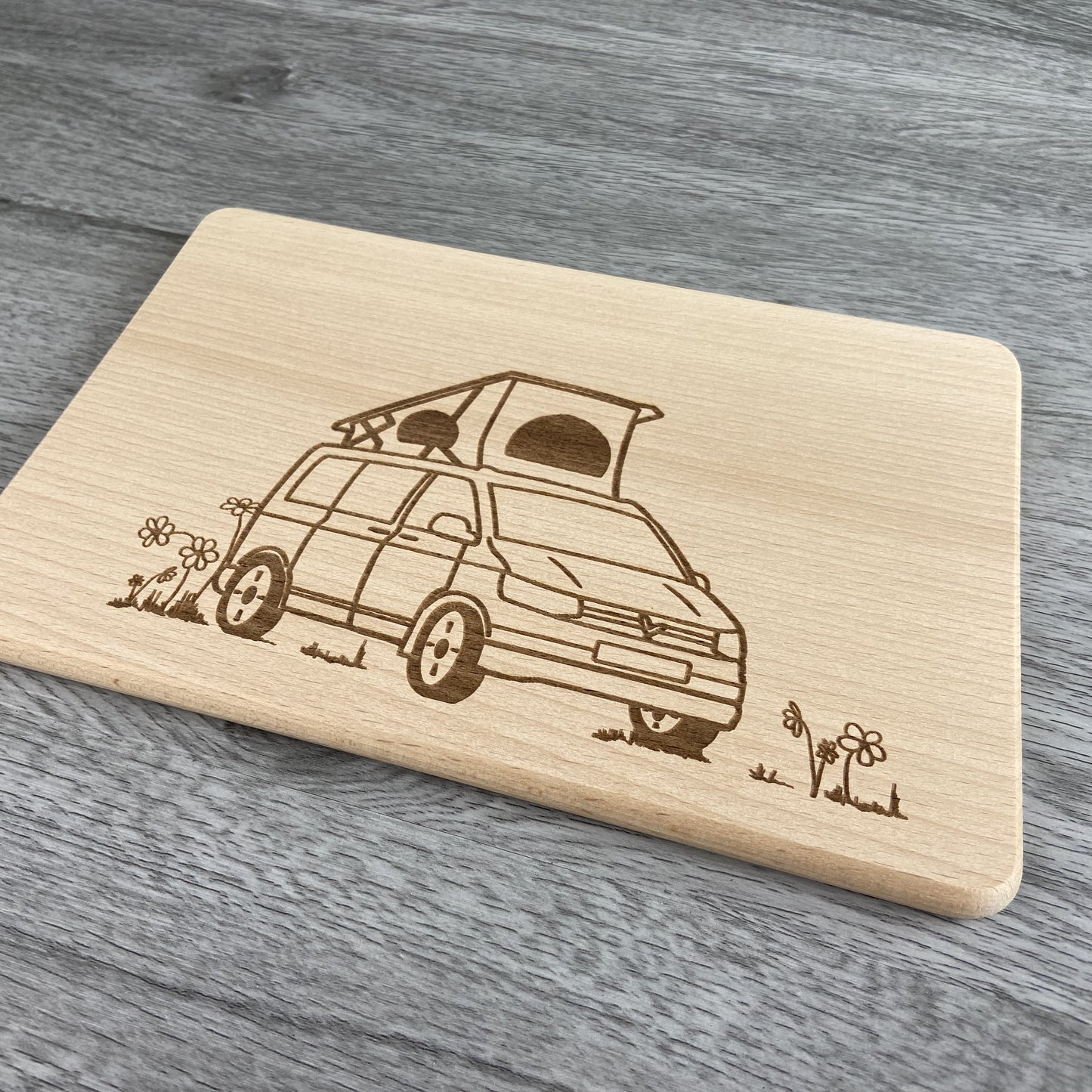 Brettchen Camper mit Dachzelt, personalisiert mit Namen, individuelle Gravur auf Buchenbrettchen 22x15 cm
