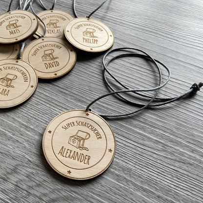 Medaille aus Holz super Schatzsucher Schatzsucherin mit Name personalisiert Schatzsuche Kindergeburtstag Geschenk für jedes Kind Schnitzeljagd Rallye individuelle Gravur auf Holz