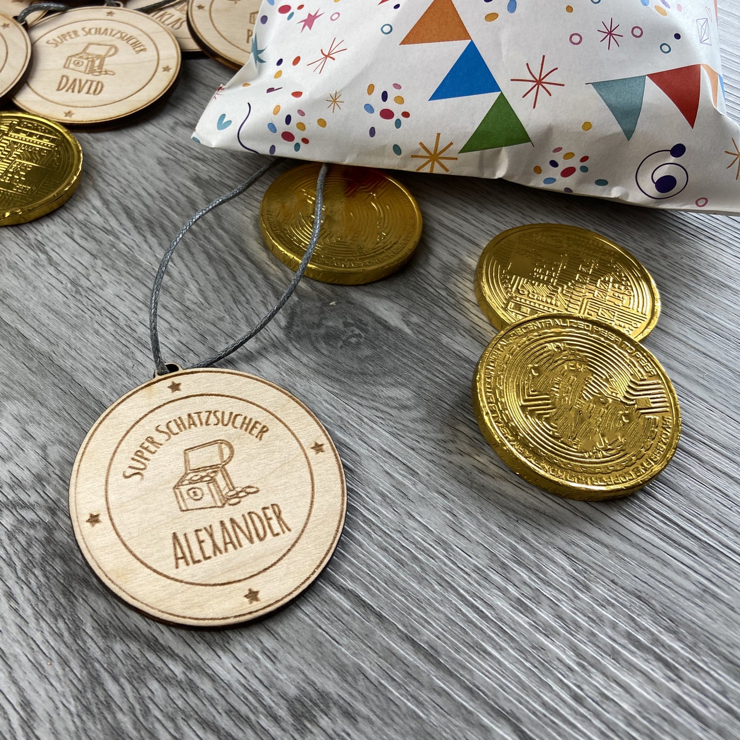 Medaille aus Holz super Schatzsucher Schatzsucherin mit Name personalisiert Schatzsuche Kindergeburtstag Geschenk für jedes Kind Schnitzeljagd Rallye individuelle Gravur auf Holz
