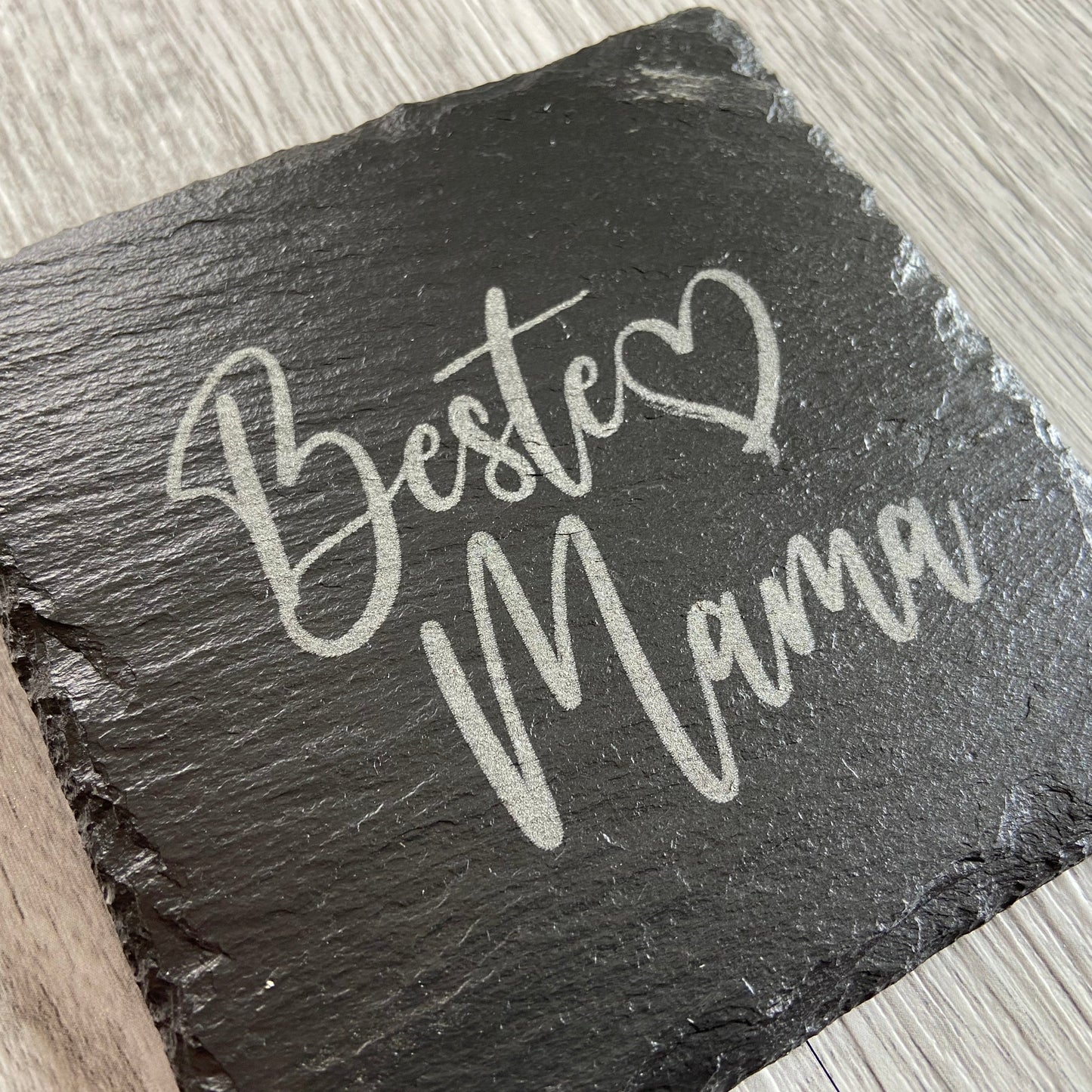 Detailansicht Gravur Schieferuntersetzer Beste Mama Lasergravur auf Schiefer Geschenkidee zum Muttertag