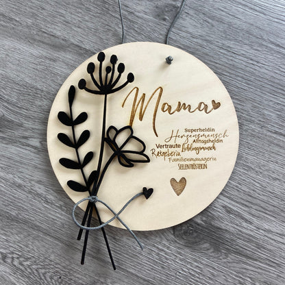 Holzschild Mama mit Synonymen passend zu "Mama"  u.a. Herzensmensch, Superheldin, Familienmanagerin - Geschenkidee zum Muttertag mit individueller Gravur Wunschtext, hier ohne persönlichen Text gezeigt