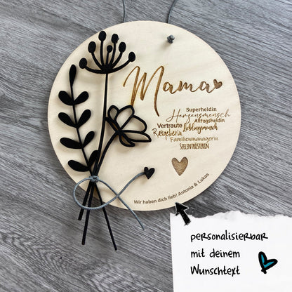 Holzschild Mama mit Synonymen passend zu "Mama"  u.a. Herzensmensch, Superheldin, Familienmanagerin - Geschenkidee zum Muttertag mit individueller Gravur Wunschtext Beispiel hier gezeigt
