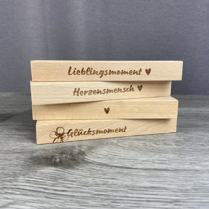 Kartenhalter wähle aus vier verschiedenen Designs . Lieblingsmoment, Herzensmensch, Herz, Glücksmoment - Buchenholz, Holzsockel für Foto oder Karte