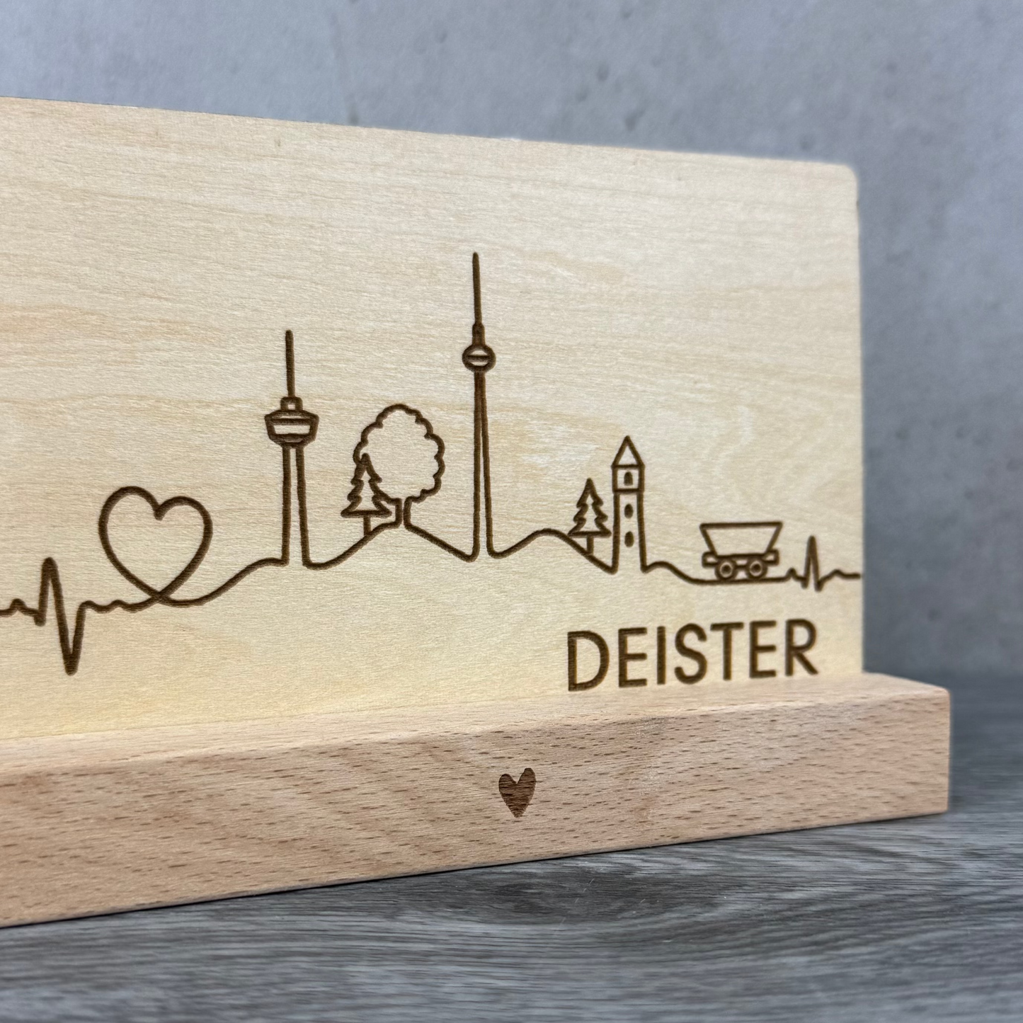Detailansicht eines Kartenhalters mit einer Karte der Deister-Skyline im Herzschlag-Design, inklusive Annaturm, Nordmannsturm, Fernsehturm und markanten Orten aus Region Hannover, Barsinghausen und Gehrden.