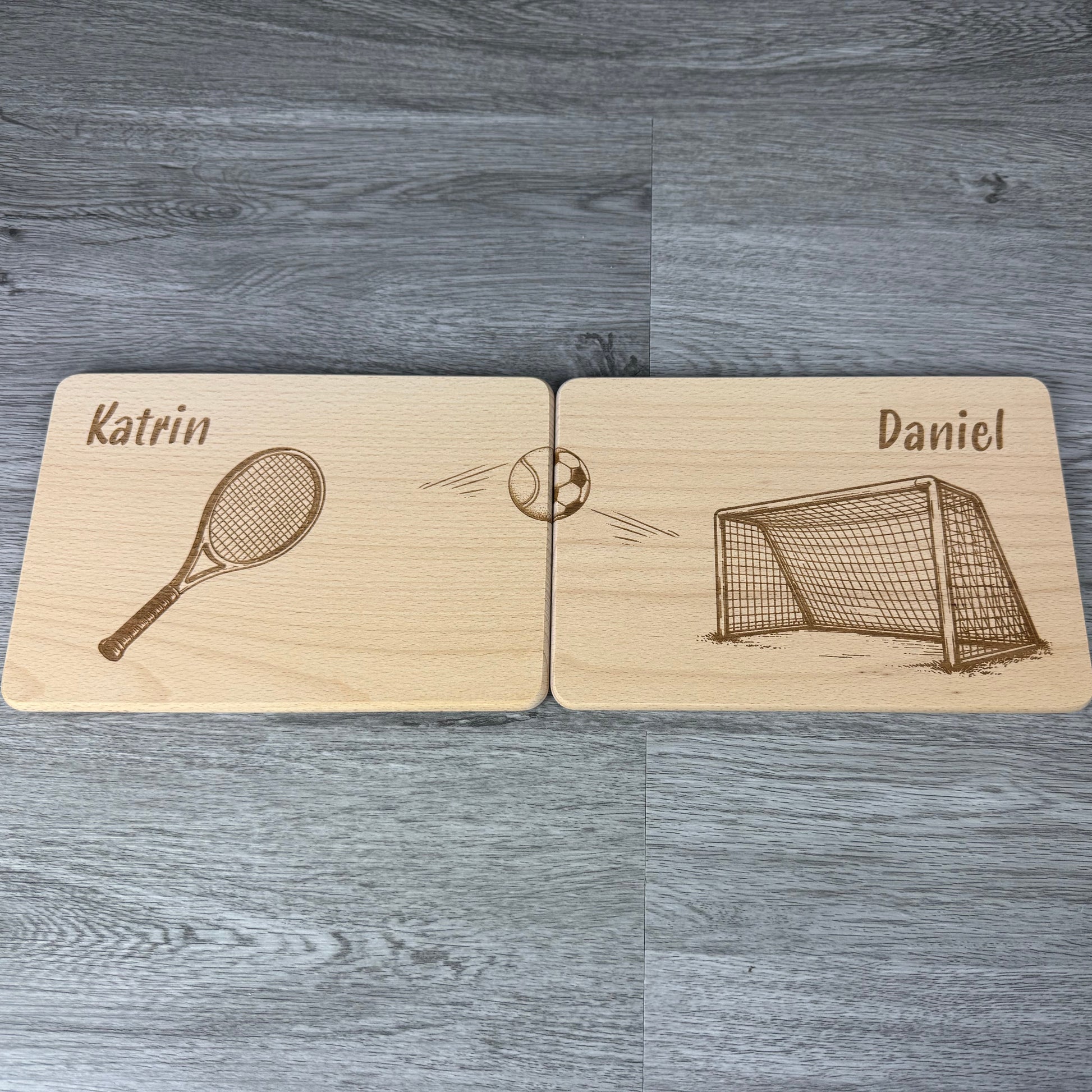 Partnerbrettchen Tennis und Fußball – die perfekte Geschenkidee für Paare, ob Fußball- oder Tennisfans, mit unterschiedlichen Hobbys und als originelles Präsent.