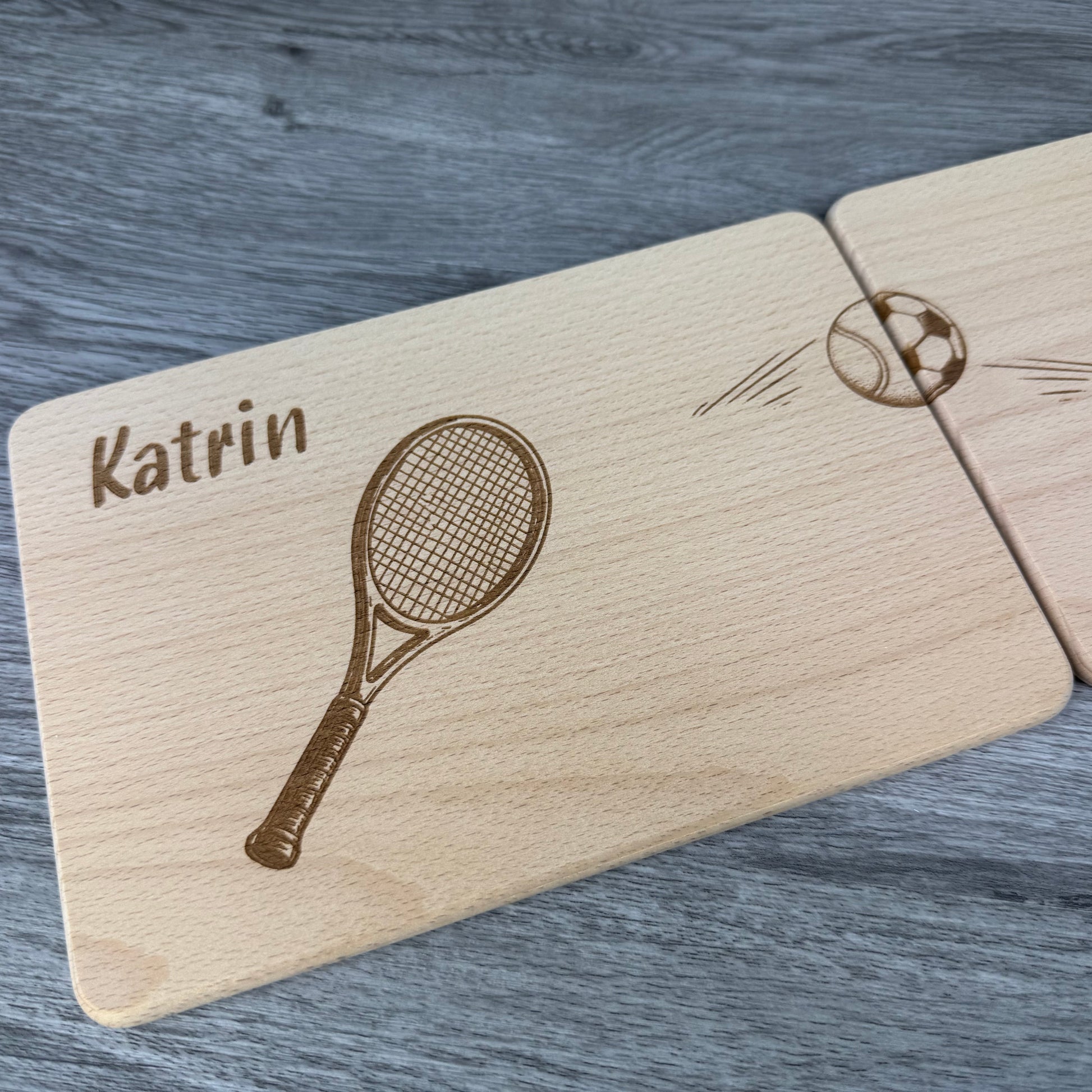 Detailansicht Tennsischläger und Ball - Tennisball wird zu Fußball -Partnerbrettchen Tennis Fußball - Geschenkidee für Paare Fußballfans Tennisfans, unterschiedliche Hobbys, ein Geschenk